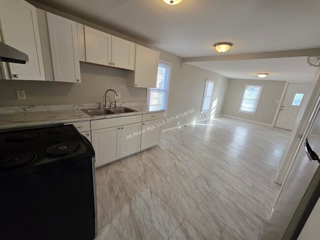 Building Photo - Cute 2 bedroom house with XL 2 car garage!