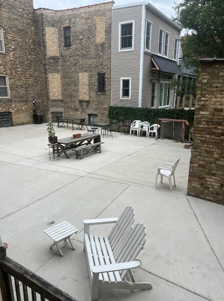 Building Photo - 1535 W Cornelia Ave
