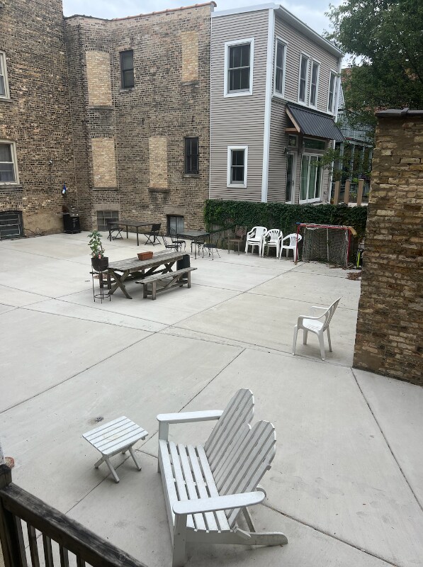 Building Photo - 1535 W Cornelia Ave