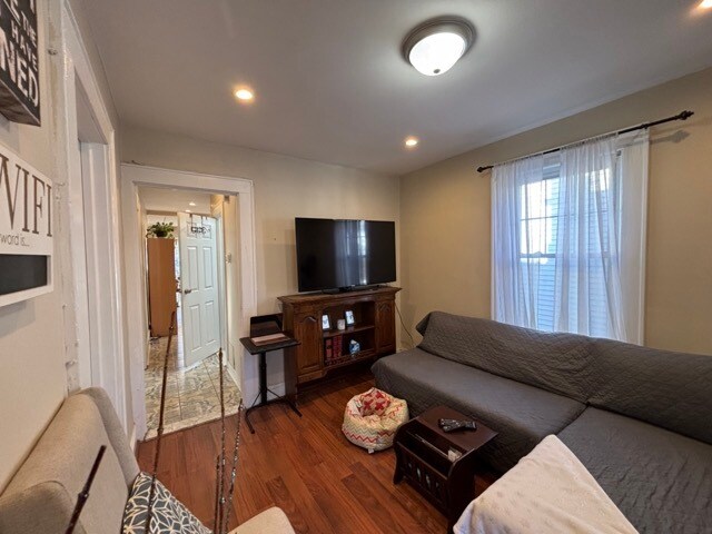 Building Photo - 1974 William St