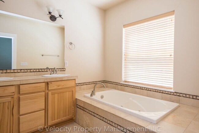 Building Photo - Immaculate Bend Home!