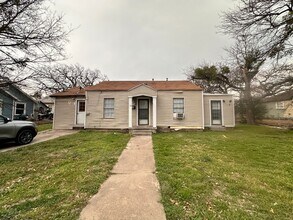 Building Photo - 210 N 10th St