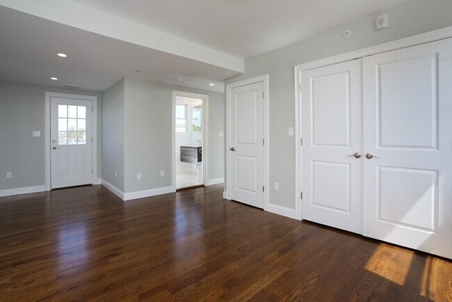 Building Photo - 660 Somerville Ave