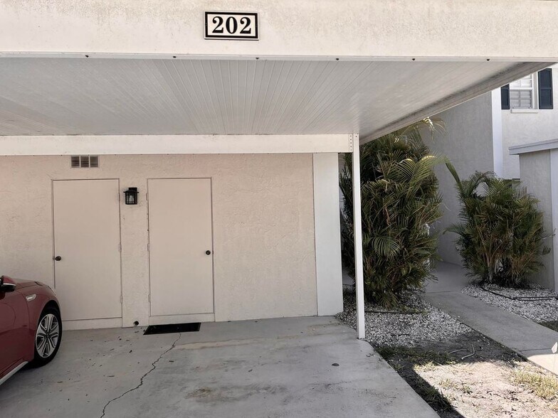 Building Photo - 819 Montrose Dr