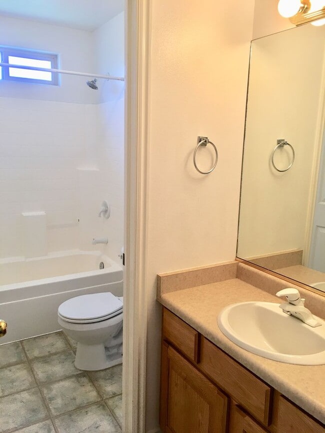 Building Photo - Hawk Hollow Townhome