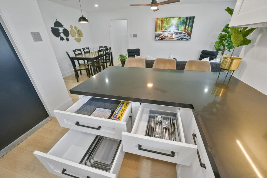 Building Photo - 5122 Hialeah Dr