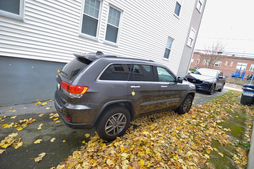 Tandem Driveway (2-3 cars can fit) - 58 Turner St