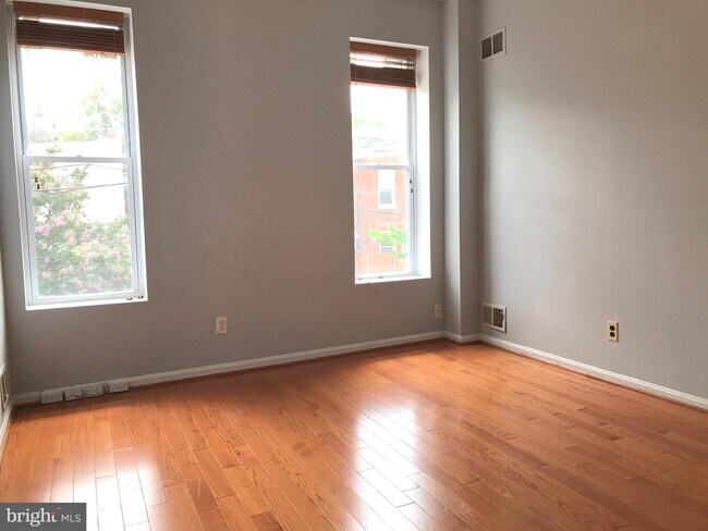 Building Photo - 1231 Linden Pl NE