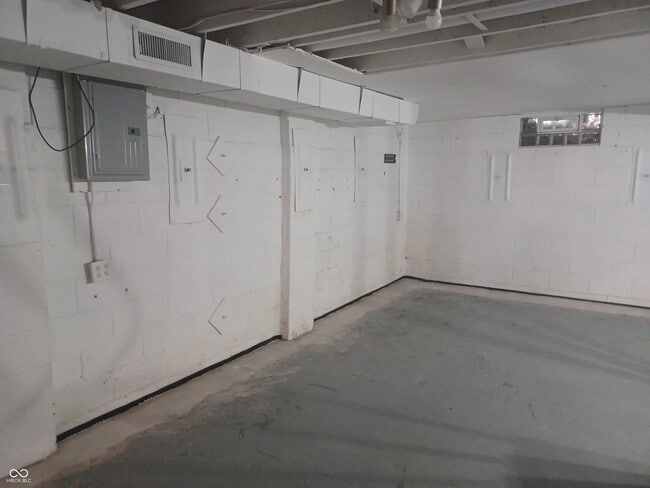 Building Photo - 33 S Post Rd