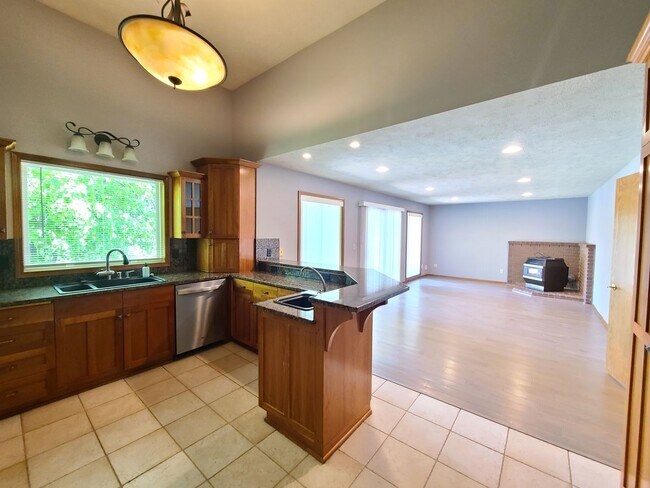 Building Photo - $3,250- 5 Bed / 3 Bath Beautiful Home in Upper South Hill