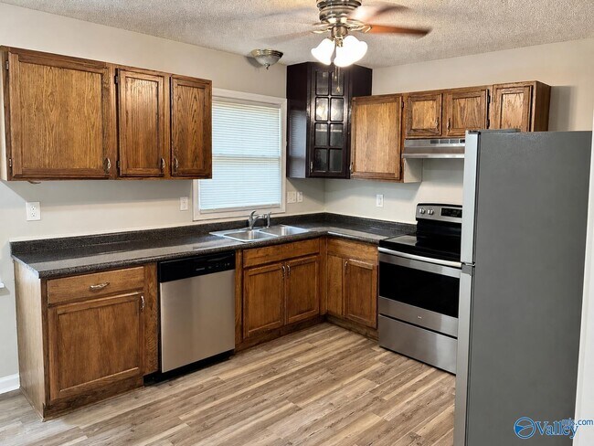 Building Photo - 2607 Bonnieview Dr NW