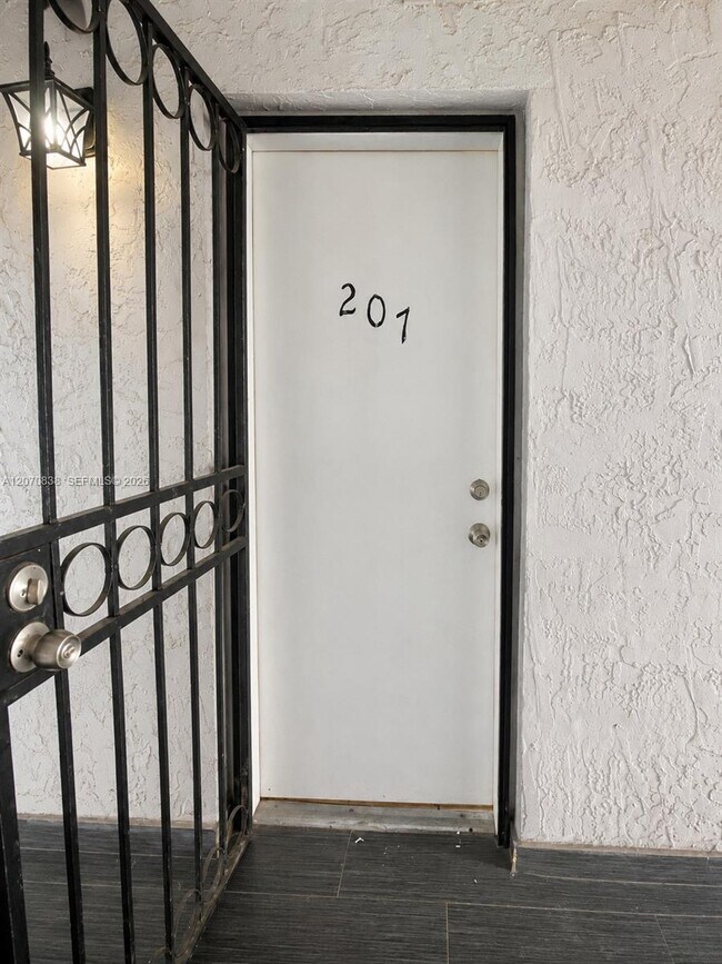 Building Photo - 777 SW 9th Ave