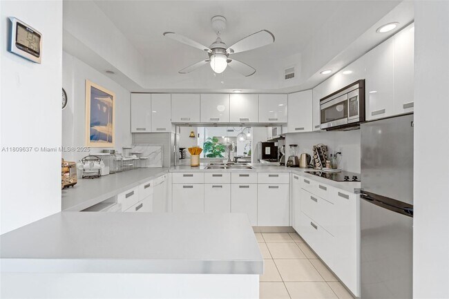 Building Photo - 300 Bayview Dr