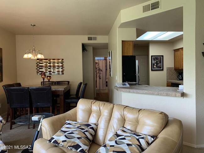 Building Photo - 6655 N Canyon Crest Dr