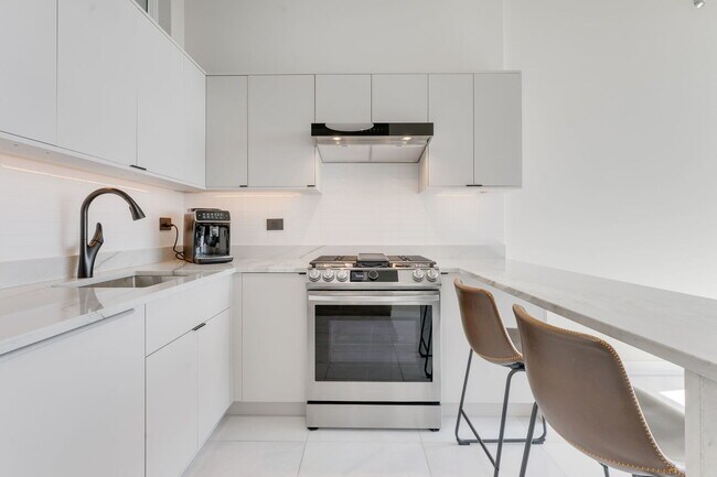 Building Photo - 235 W Van Buren St