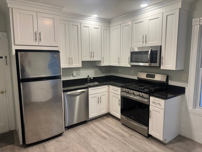 Building Photo - 10 Crescent Hl