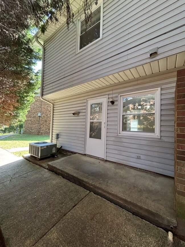 Building Photo - 516 S Cherry St