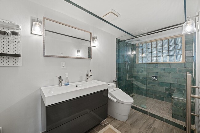 Building Photo - 2835 N Lake Dr