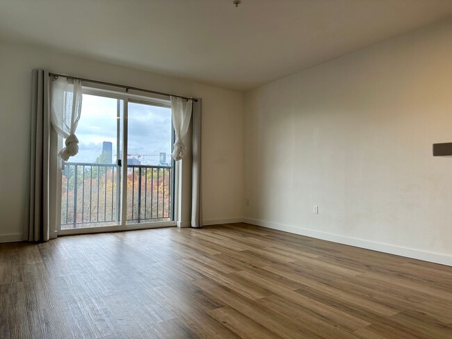 Building Photo - Updated 1 bedroom + Den! Parking included!...