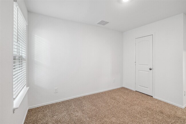 Building Photo - 5930 Hampton Vly Dr