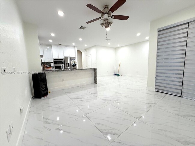 Building Photo - 758 NE 34th Ave