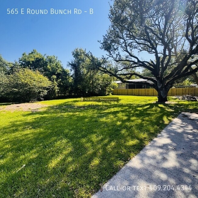 Building Photo - 565 E Roundbunch Rd