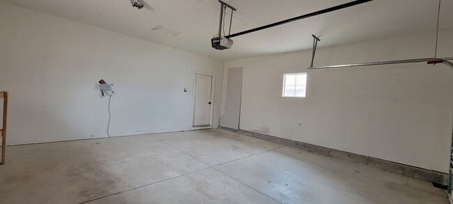 Building Photo - 3 bedroom/2.5 bath home