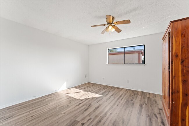 Building Photo - 9723 Cedar Bluff Dr