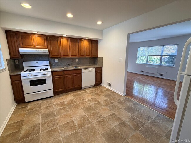 Building Photo - 86 McLoughlin St