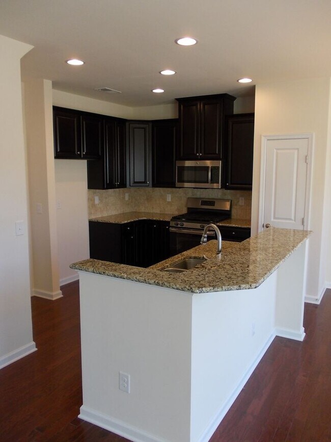 Building Photo - Convenient 3 Bed, 2.5 Bath Townhome near U...