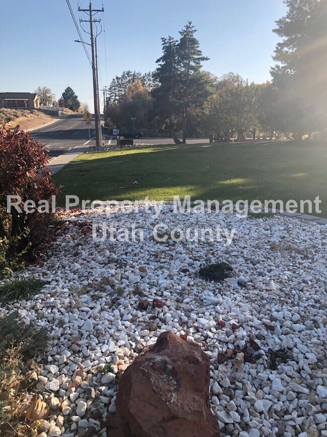Building Photo - Spacious Lehi Home