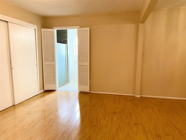 Building Photo - 10202 Hollow Canyon Dr