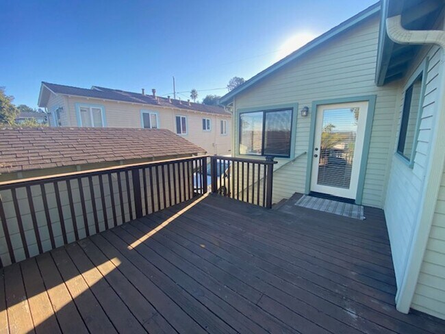 Building Photo - Cozy Monterey Home!