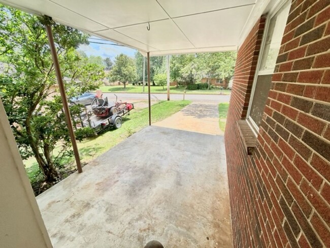 Building Photo - THREE BEDROOM/TWO BATH SPACIOUS HOME - CON...