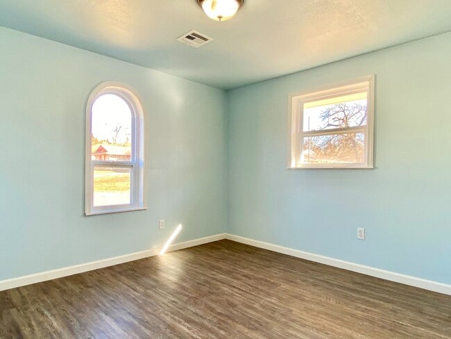 Building Photo - RECENT REMODEL!! 3 Bedroom, 1.5 Bathroom, ...