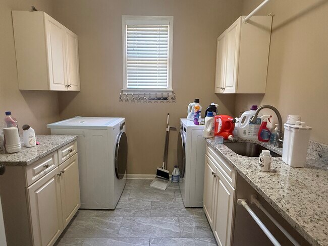 Building Photo - 481 Glenogle Ln