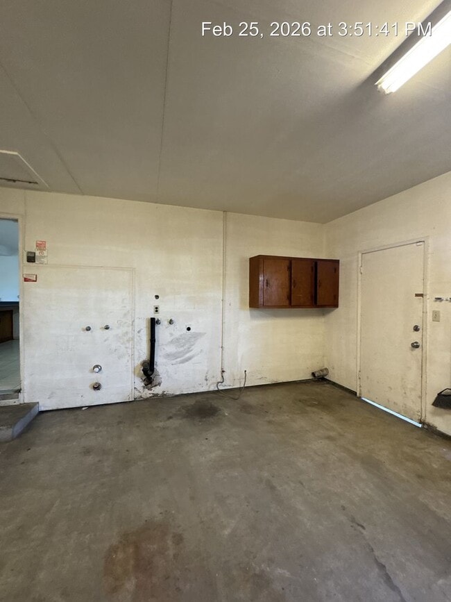 Building Photo - Charming Home Available Now !