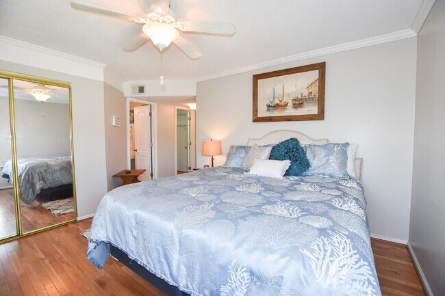 Building Photo - Spacious Condo Beautifully Furnished