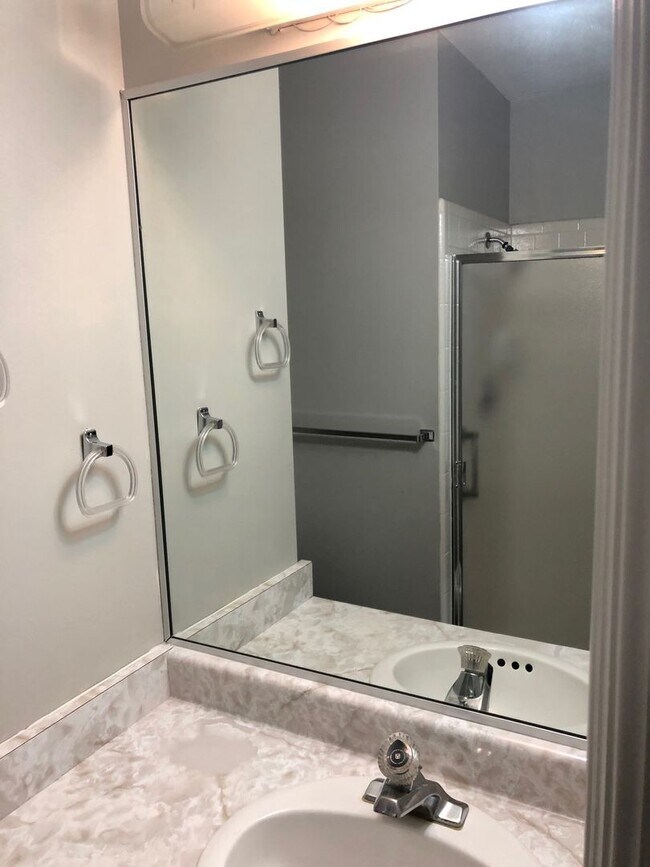 Building Photo - Cozy Condo in Village Park