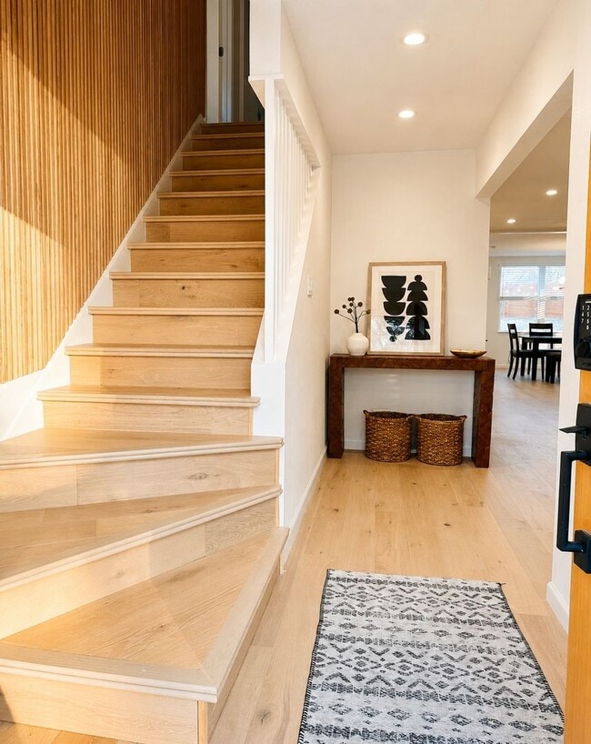 Building Photo - *** Near Domain * Stunning 5 Bedroom 4 Bath House with Garage * Fully Furnished * Designer Decora...