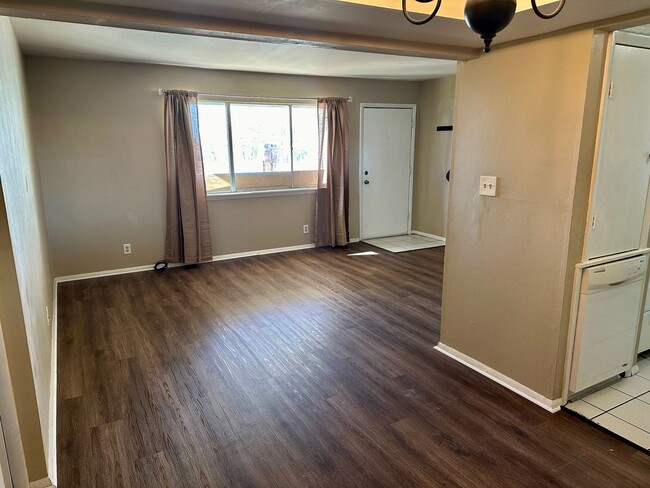 Building Photo - Beautiful move in ready first story condo.