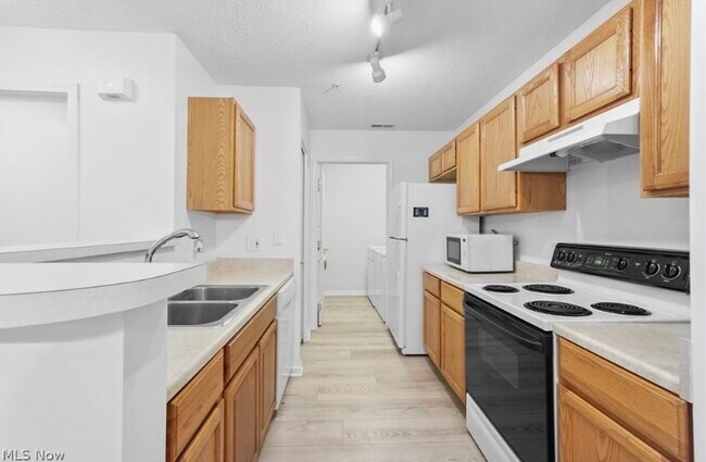 Building Photo - 14929 Lenox Dr