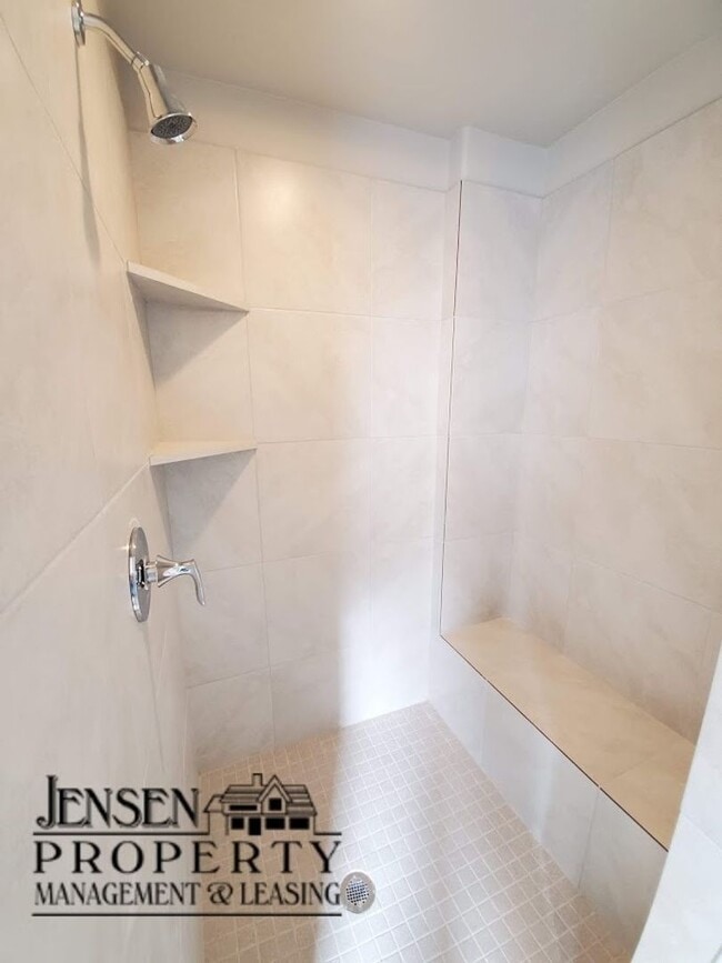 Building Photo - Red Mountain Vista Town Home, End Unit