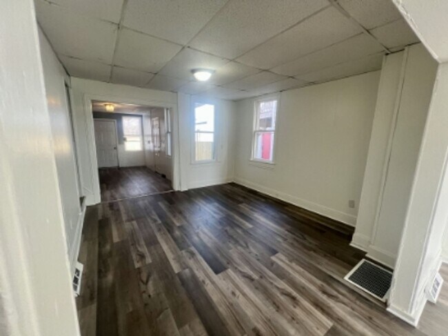 Building Photo - AVAILABLE FOR SHOWING!!! 4BR / 1BA.