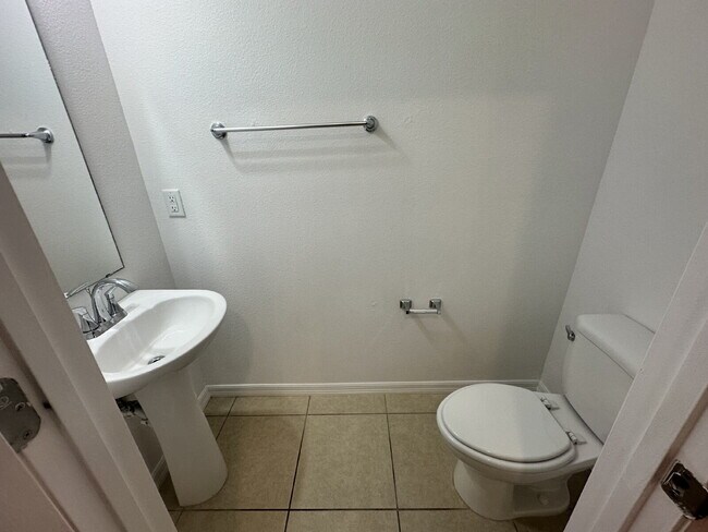 Building Photo - "Beautifully Maintained 3-Bed Townhouse with 2.5 Baths in Lakeland - Spacious 1,676 Sq. Ft.!"