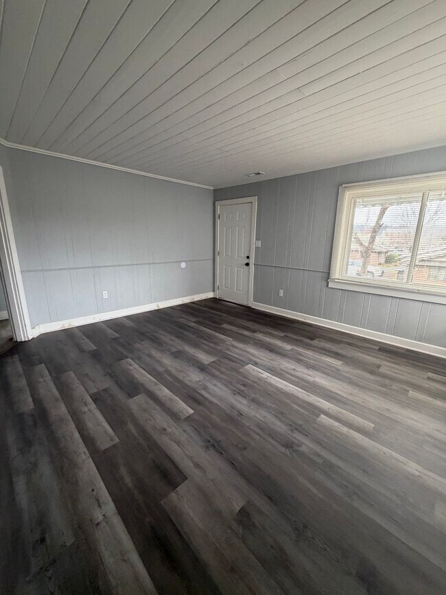 Building Photo - WALKING DISTANCE TO TOWN!!!