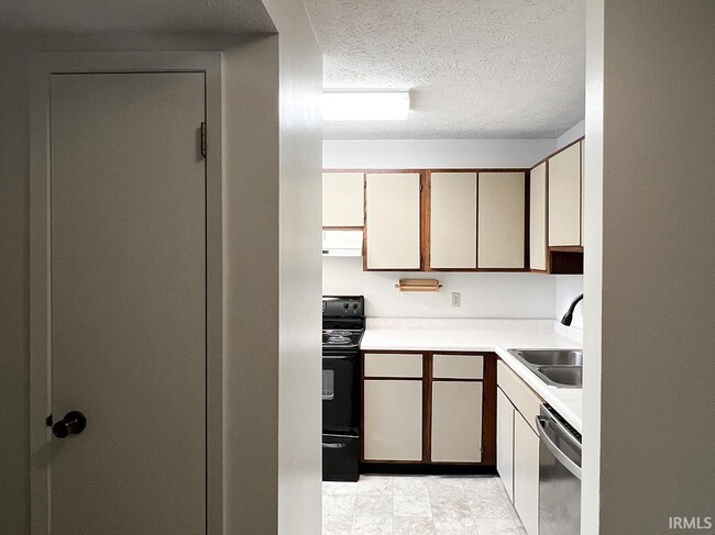 Building Photo - 513 E Graham Pl