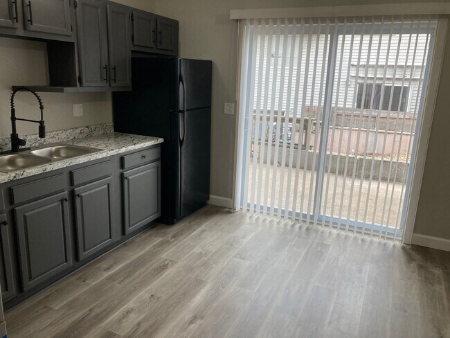 Building Photo - Newly Renovated 2 Bedroom 1.5 Bathroom Tow...