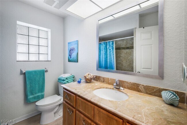 Building Photo - 2556 SW 28th Pl