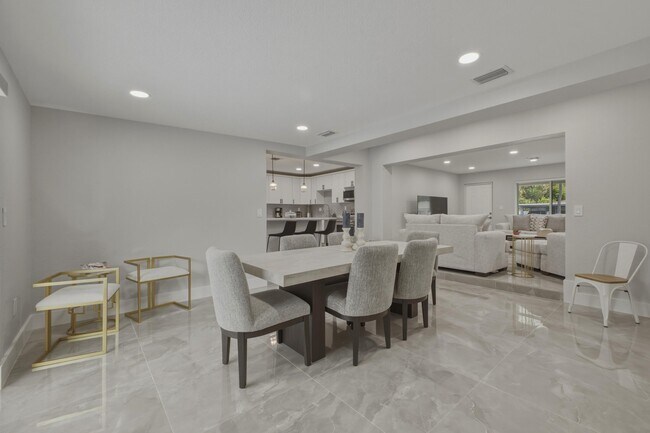 Building Photo - 632 Las Palmas Park